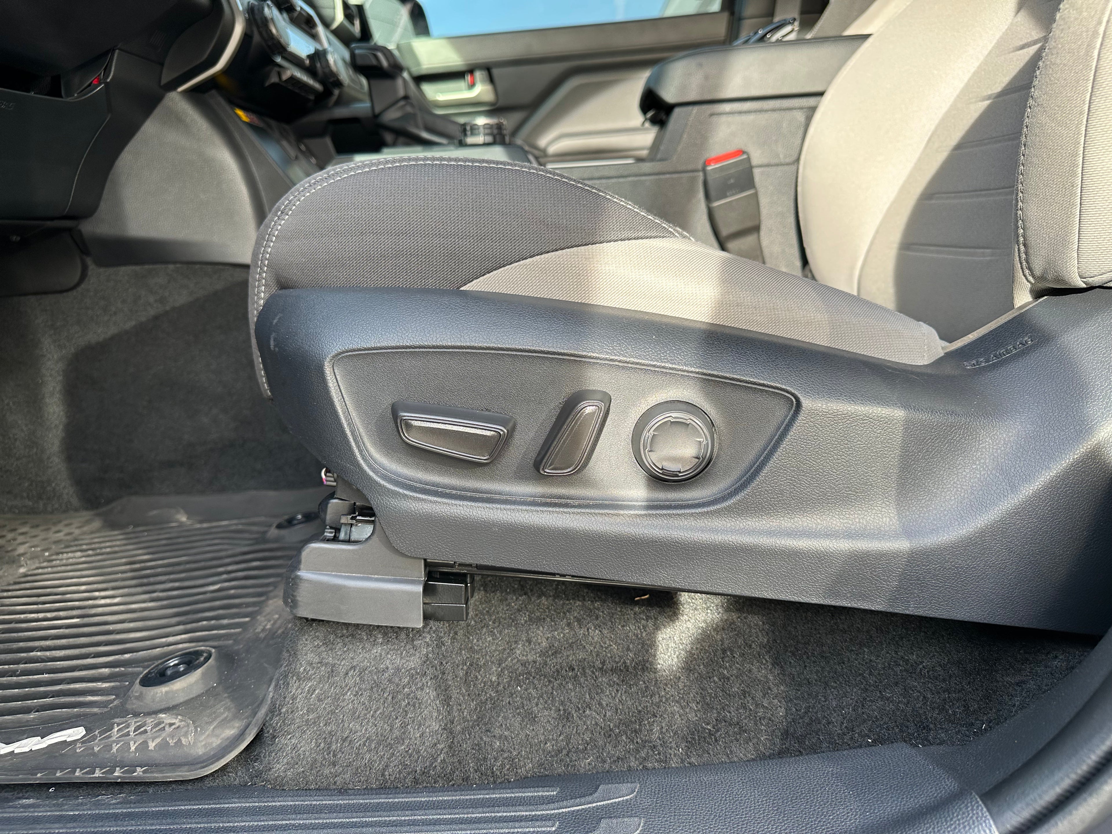 TOYOTA ADJUSTABLE FRONT SEAT JACKERS® W/OPTIONAL MMP (TACOMA)