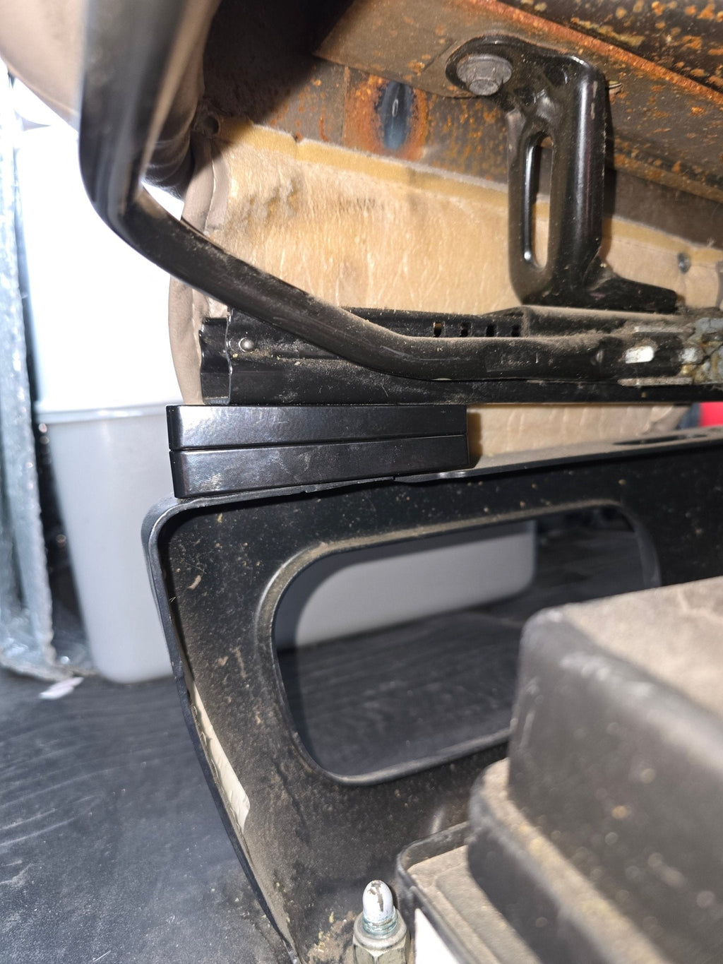 GM FRONT SEAT JACKERS® (EXPRESS AND SAVANA)