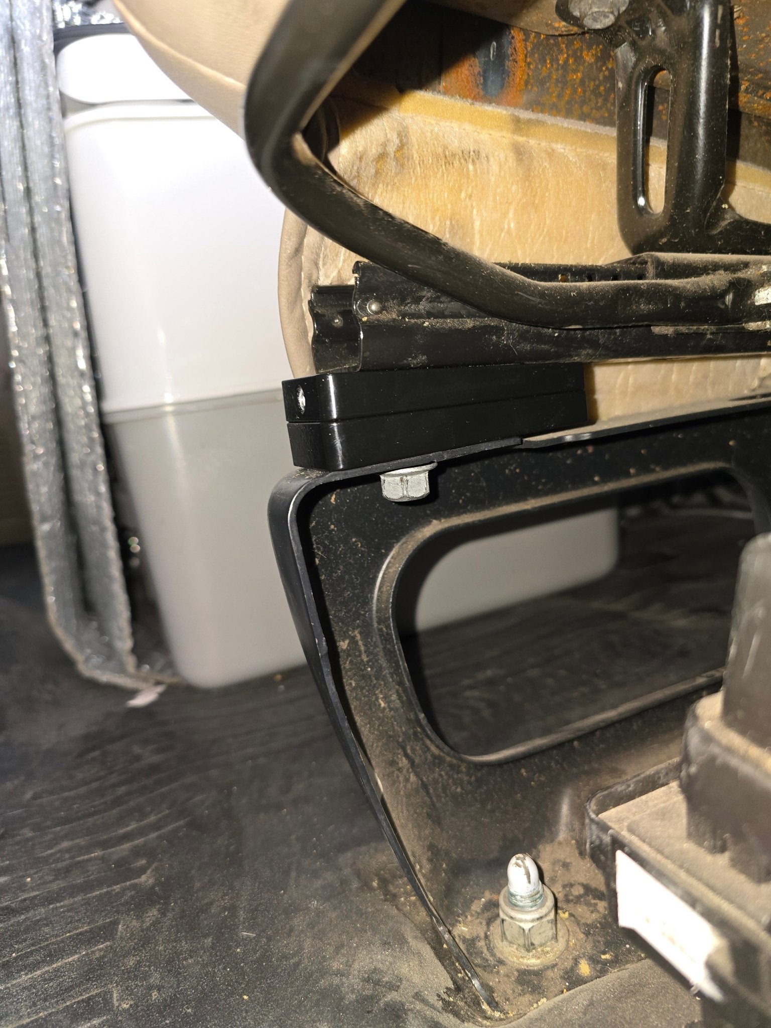 GM FRONT SEAT JACKERS® (EXPRESS AND SAVANA)