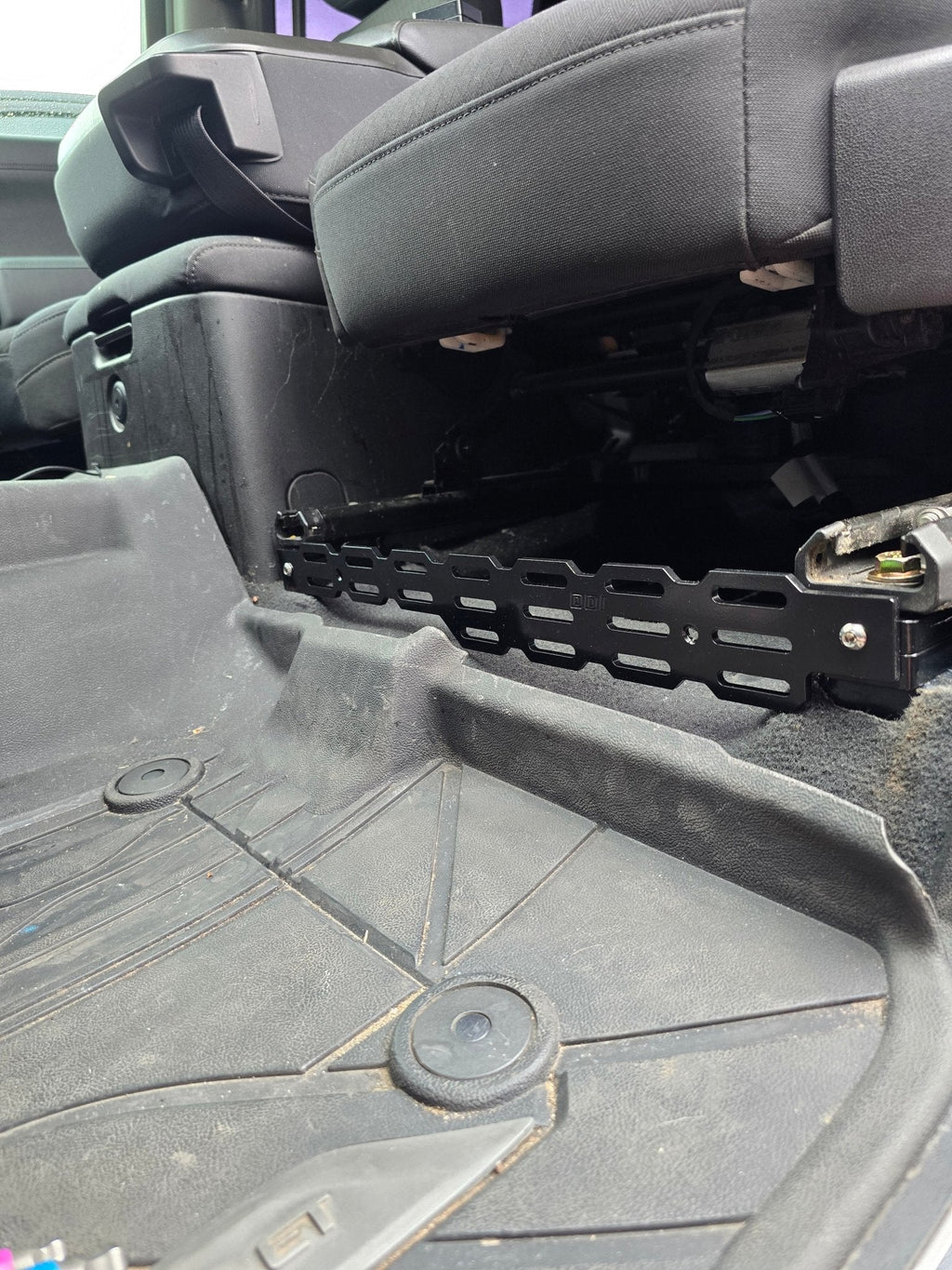 GM FRONT SEAT JACKERS® (SILVERADO HD AND SIERRA HD)