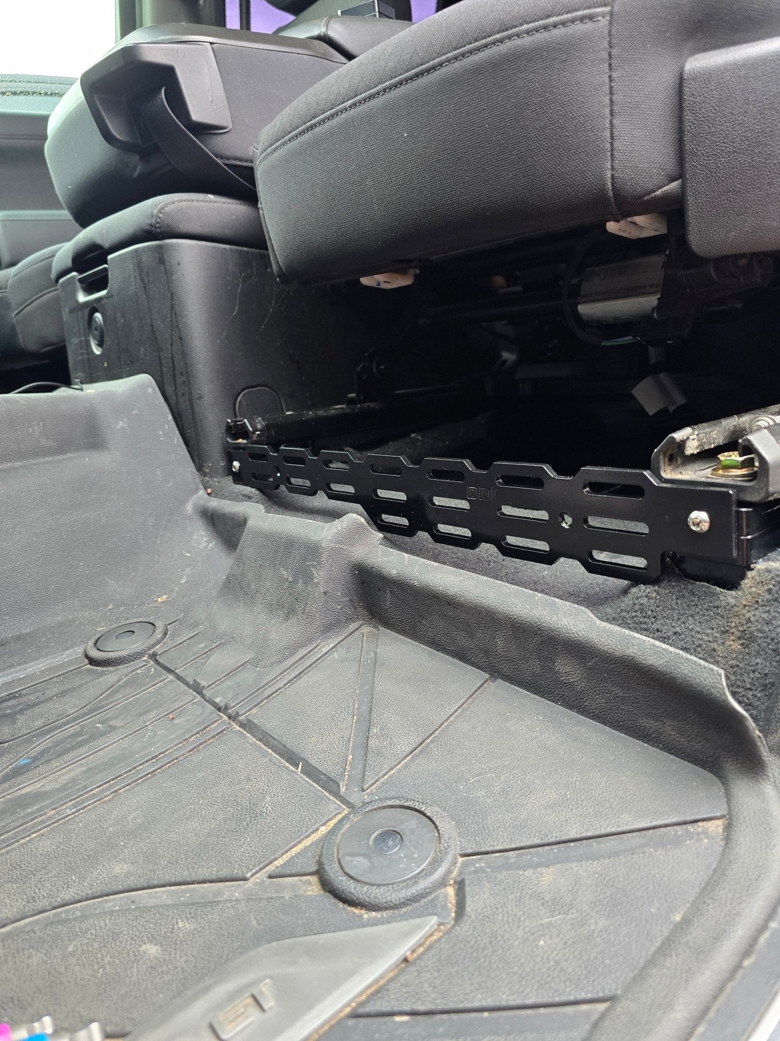 GM FRONT SEAT JACKERS® (SILVERADO HD AND SIERRA HD)