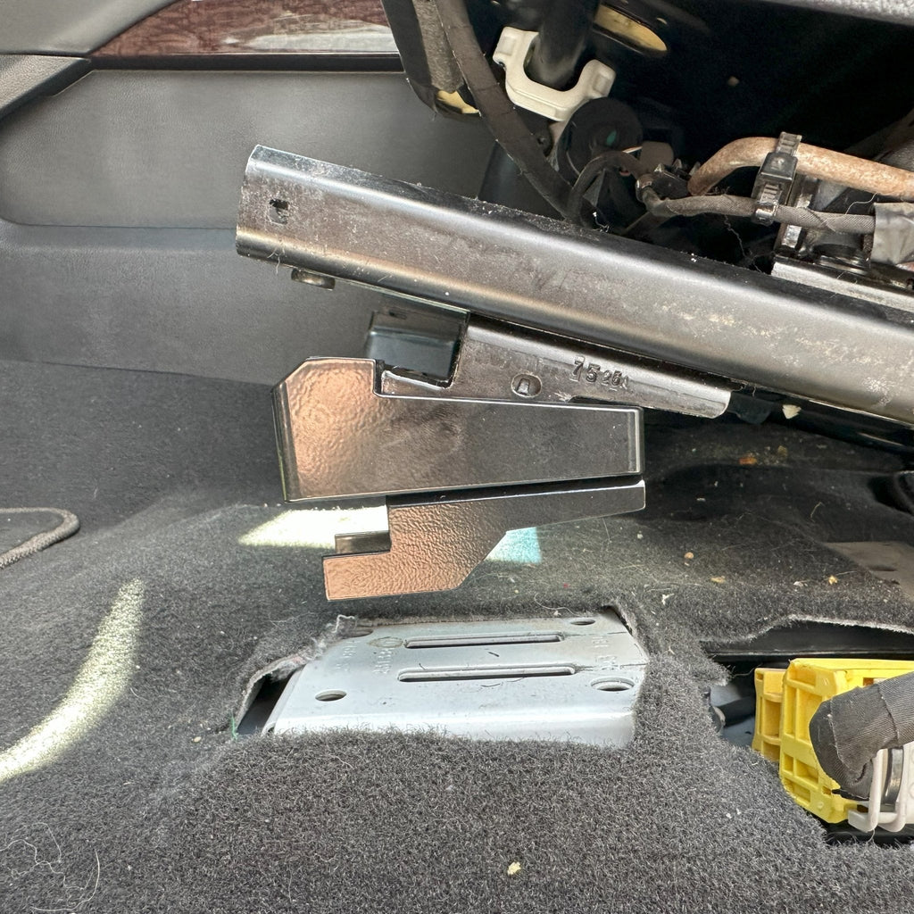 GM FRONT SEAT JACKERS® (SUBURBAN, TAHOE, AND YUKON)