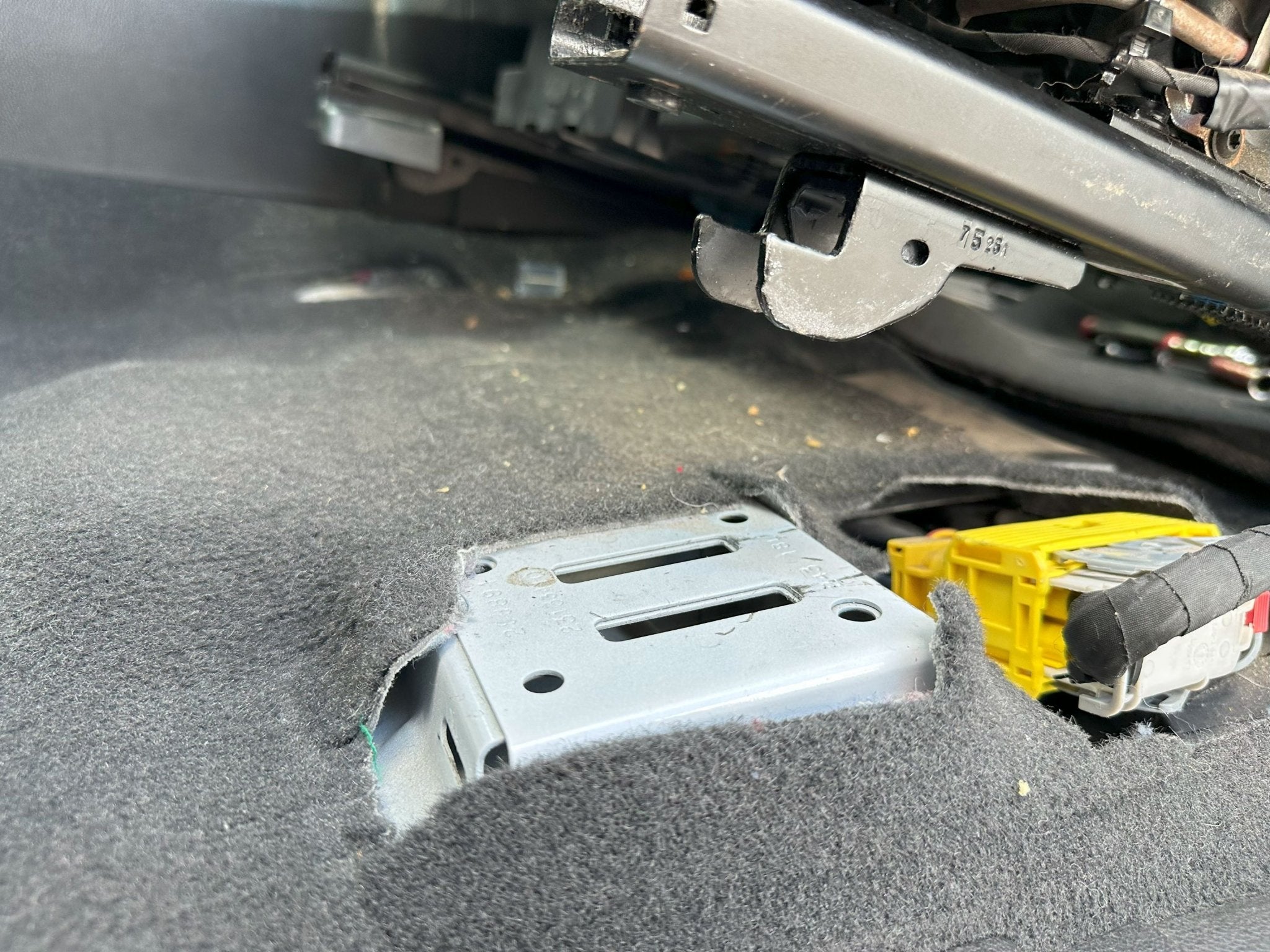 GM FRONT SEAT JACKERS® (SUBURBAN, TAHOE, AND YUKON)