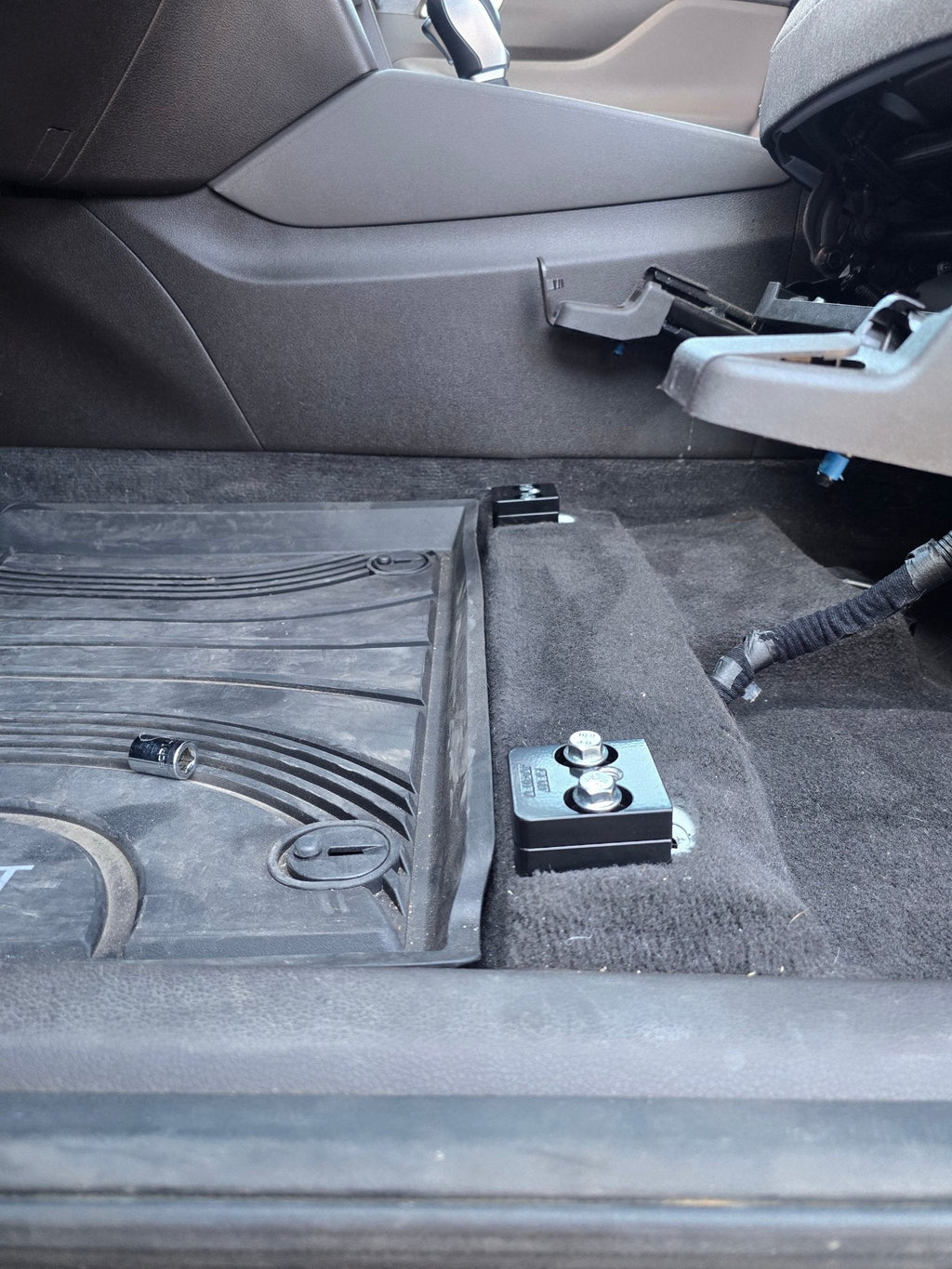 NISSAN FRONT SEAT JACKERS® (MURANO, ROGUE AND ALTIMA)