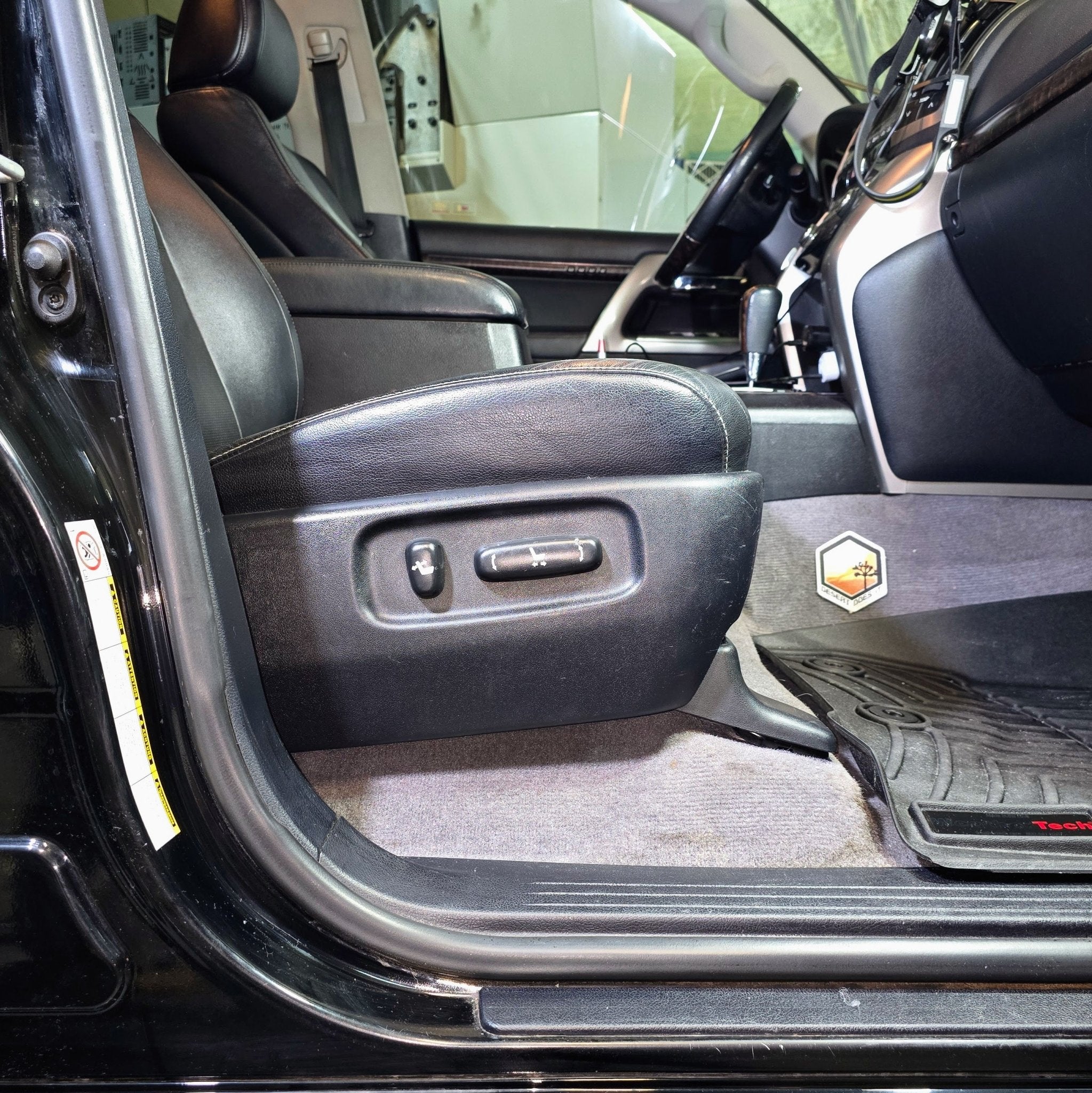 TOYOTA FRONT SEAT JACKERS® (LAND CRUISER AND LX570)