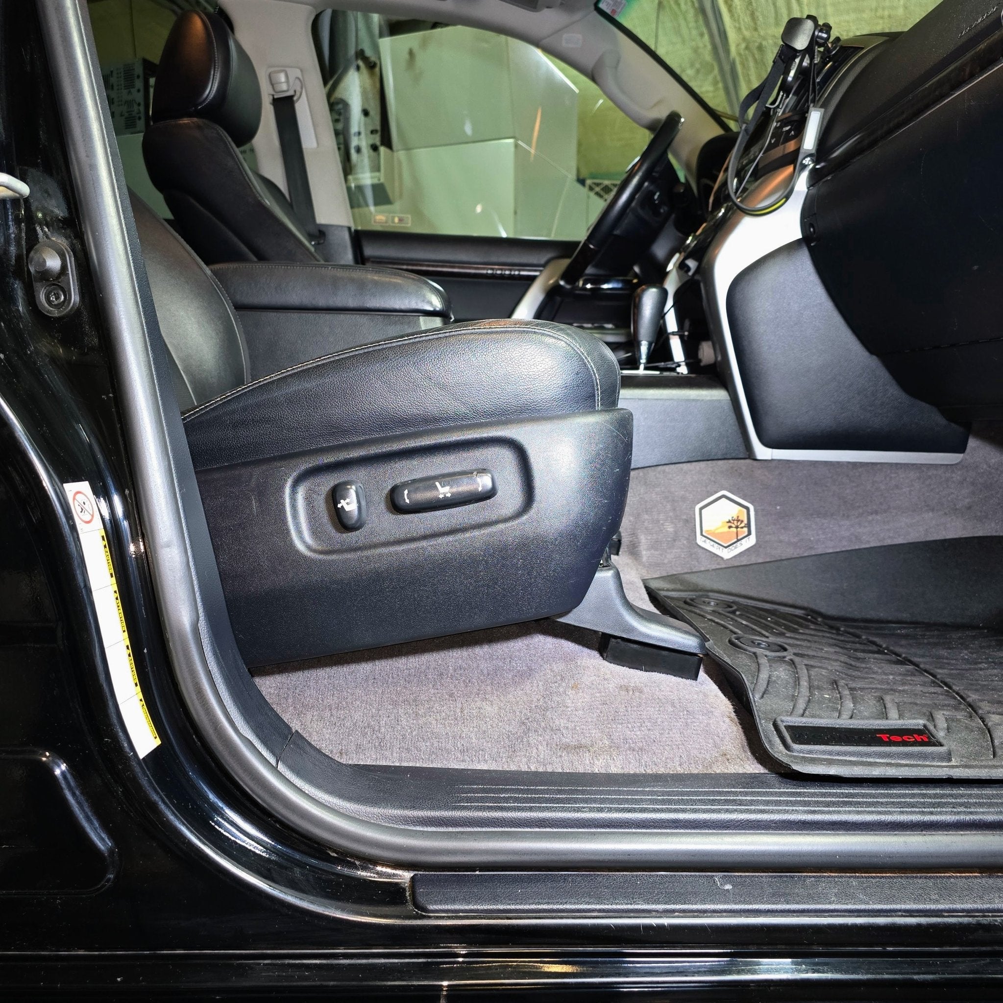 TOYOTA FRONT SEAT JACKERS® (LAND CRUISER AND LX570)